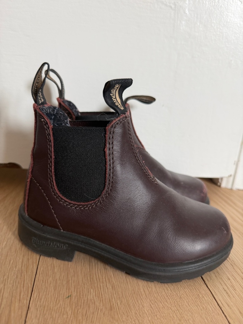 Blundstone Chelsea Boots in Deep Burgundy with Black Panels